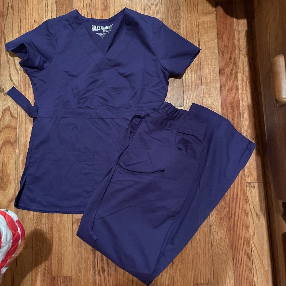 Grey’s Anatomy purple scrubs